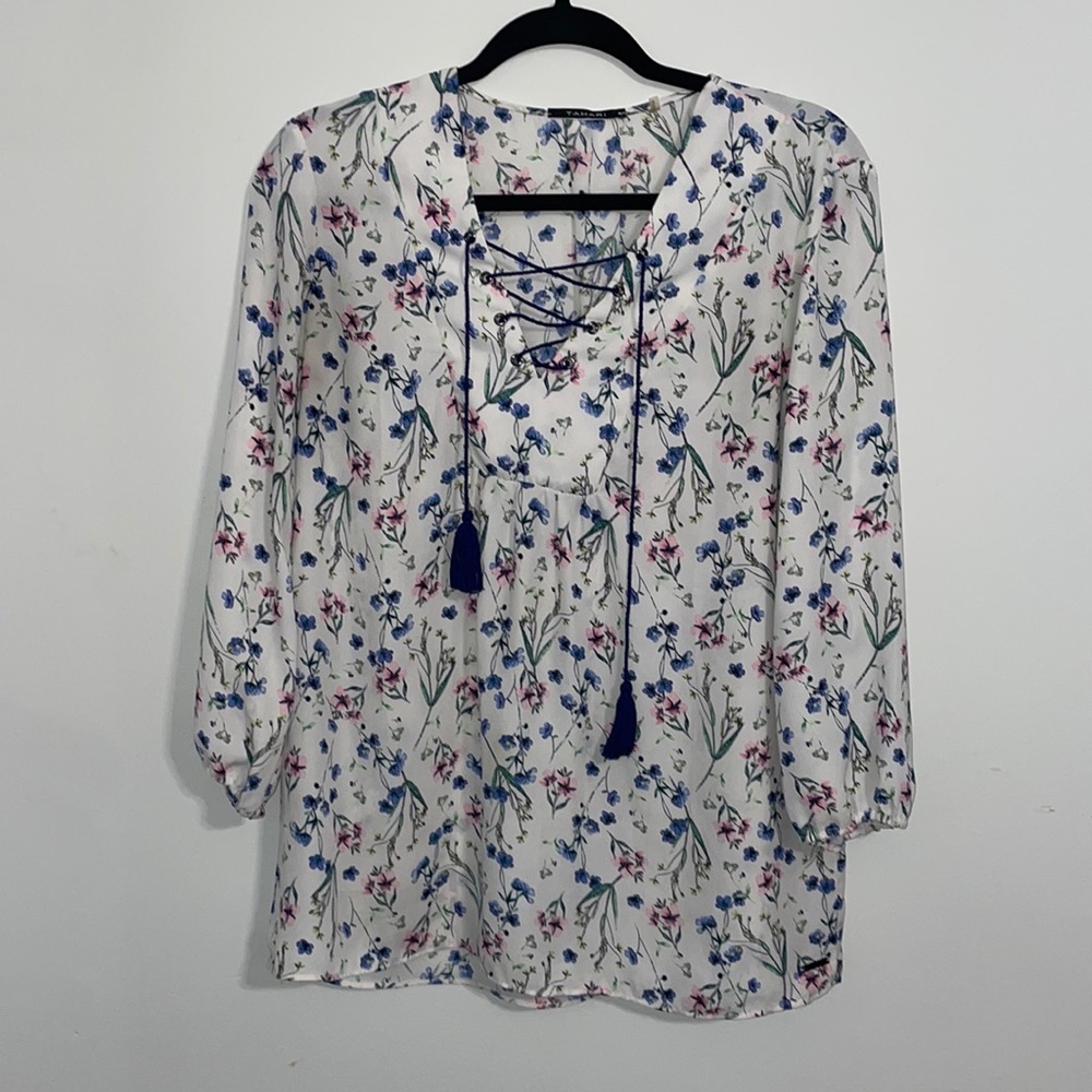 cute tahari floral blouse with cute tie accent M